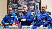 Roket pendorong Soyuz 2.1a dengan pesawat ruang angkasa Soyuz MS-28 tampak tegak di landasan peluncuran Kosmodrom Baikonur, Kazakhstan, Rabu (26/11/2025). Persiapan akhir terus dilakukan menjelang misi penerbangan berikutnya menuju Stasiun Luar Angkasa Internasional (ISS). REUTERS/Pavel Mikheyev
