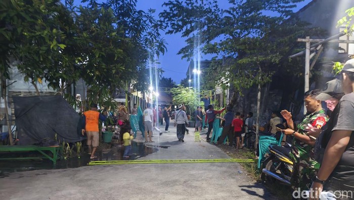 Suasana rumah duka ASSR (7), anak perempuan yang meninggal dunia saat pulang mengaji di Dusun Domenggalan, Kelurahan Bintoro, Rabu (26/11/2025).