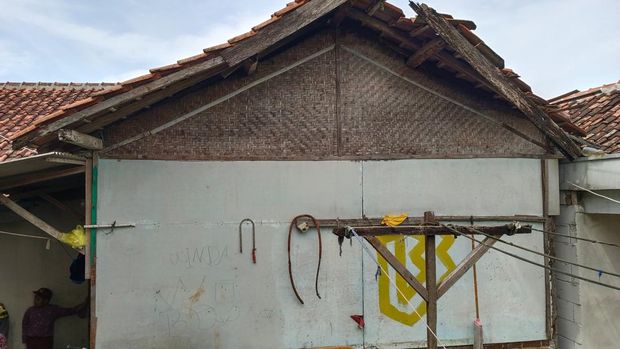 Rumah lama Osa yang bertembok bilik