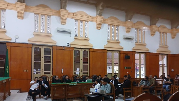 Saksi Edison Pardamean Togatorop dan Jepri Bangun, memberikan keterangan  dipersidangan di ruangan utama Pengadilan Negeri (PN) Medan, Rabu(26/11/2025) (Juita/detiksumut)