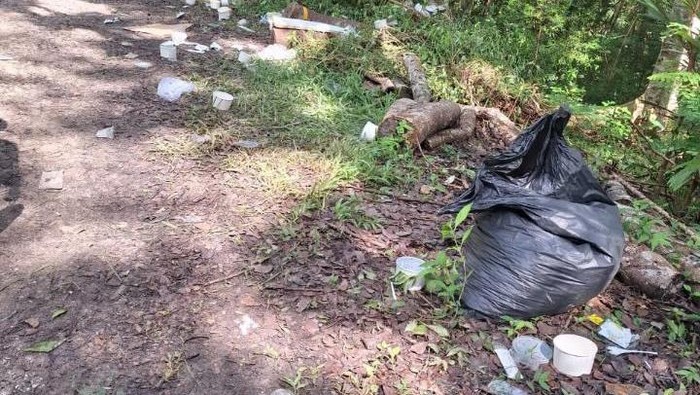 Sampah yang berserakan di kawasan hutan Wanagama, Gunungkidul, usai digunakan sebagai lokasi syuting film. Foto diunggah Rabu (26/11/2025).
