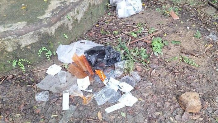 Sampah yang berserakan di kawasan hutan Wanagama, Gunungkidul, usai digunakan sebagai lokasi syuting film. Foto diunggah Rabu (26/11/2025).
