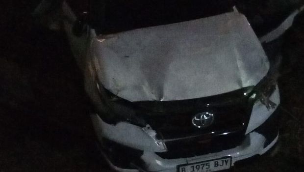 Sebuah mobil tertabrak kereta api di perlintasan tanpa palang pintu di Cengkareng, Jakarta Barat. (dok.TMC Polda Metro Jaya)