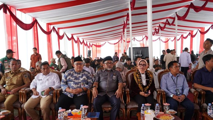 Sekda Jambi Sudirman bersama stakeholder lainnya saat pelepasan ekspor pinang.