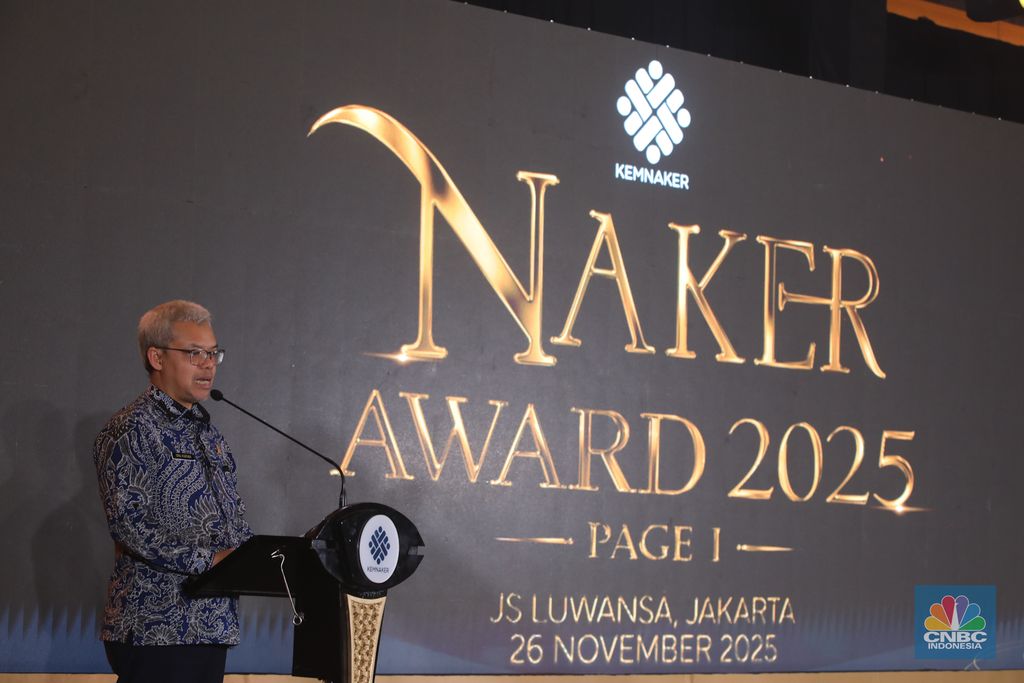Sekretaris Jenderal Kementerian Ketenagakerjaan (Kemnaker), Cris Kuntadi menyampaikan laporan dalam acara Naker Award 2025 di Jakarta, Rabu (26/11/2025). (CNBC Indonesia/Faisal Rahman)