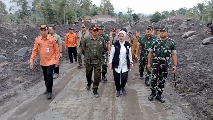 Kepala BNPB, Letnan Jenderal TNI Suharyanto saat mengunjungi lokasi bencara erupsi Semeru di Dusun Sumbersari, Desa Supiturang, Lumajang
