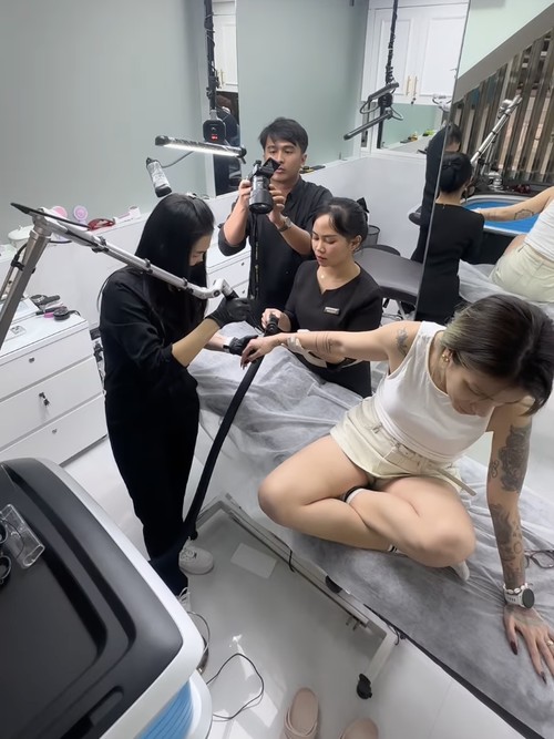 Momen ketika Sheila Marcia menahan sakit karena hapus tato.