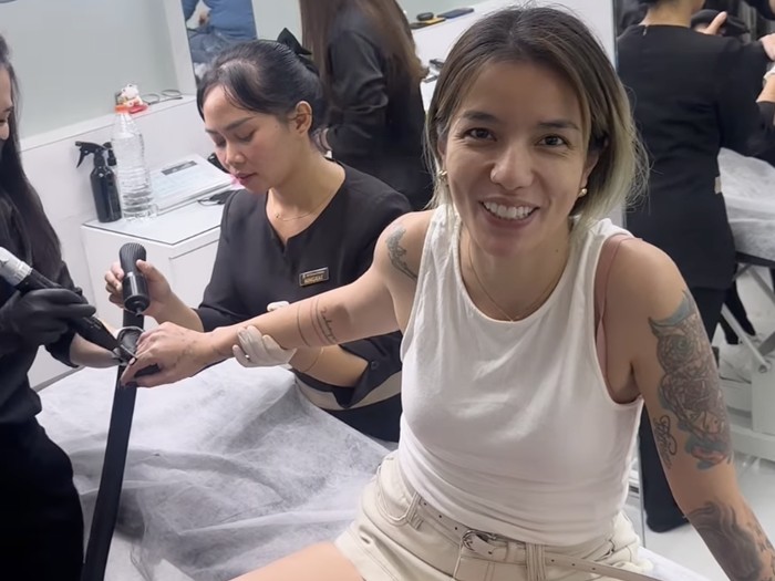 Momen ketika Sheila Marcia menahan sakit karena hapus tato.