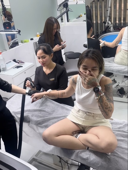 Momen ketika Sheila Marcia menahan sakit karena hapus tato.