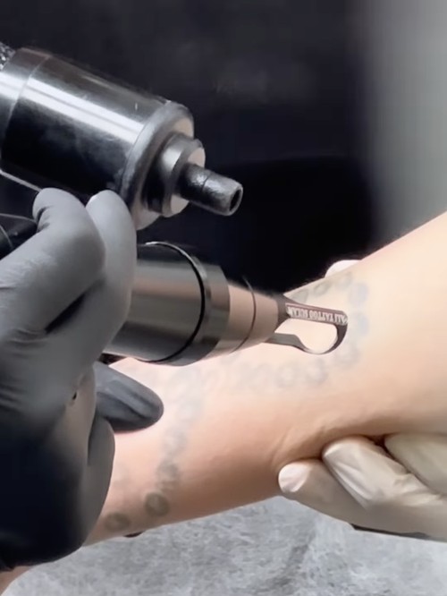 Momen ketika Sheila Marcia menahan sakit karena hapus tato.