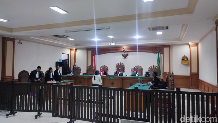 Suasana persidangan kasus korupsi dengan terdakwa Sayu Putu Rina Dewi, mantan Mantri BRI Unit Ngurah Rai, di Pengadilan Tipikor Denpasar, Rabu (26/11/2025).