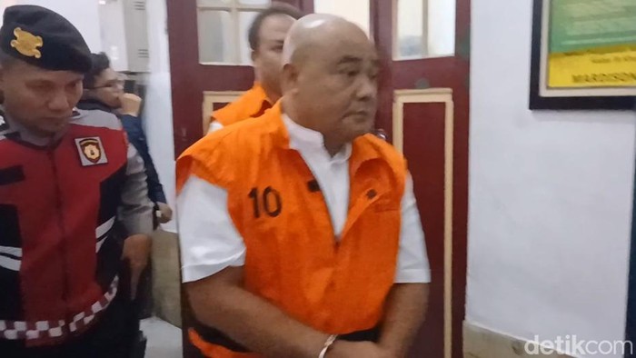 Muhammad Akhirun Piliang alias Kirun diborgol usai mengikuti sidang.