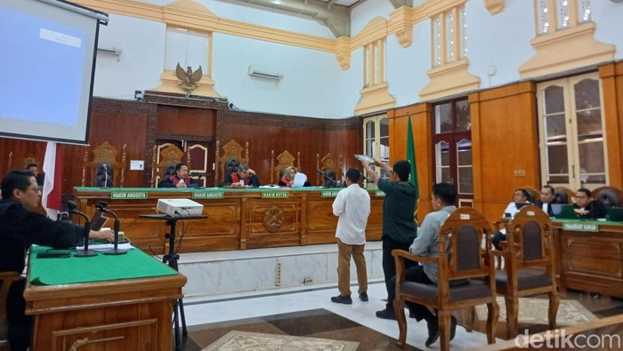 Sidang lanjutan dengan terdakwa eks Kadis PUPR Sumut, Topan Ginting di Pengadilan Tipikor Medan
(Juita/detikcom)