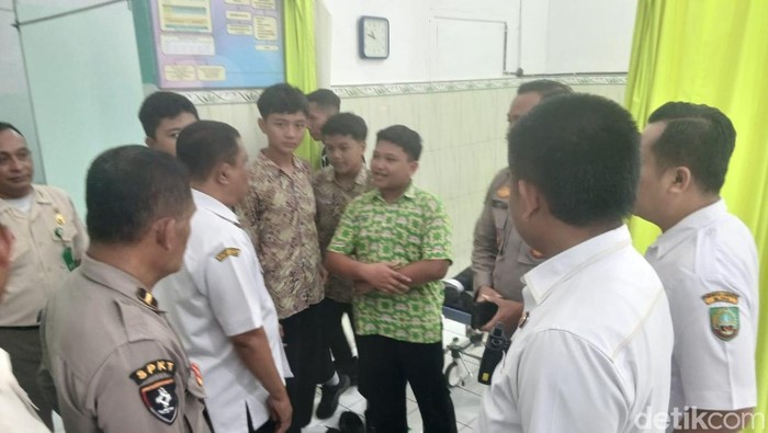 Suasana siswa SMPN 1 Blora saat berada di RS DKT Blora, Rabu (26/11/2025).