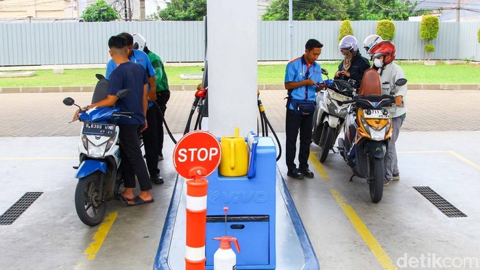 Arus kendaraan tampak kembali memadati SPBU Vivo di kawasan Pamulang, Tangerang Selatan, pada Rabu (26/11/2025). Setelah sempat kosong lebih dari satu bulan, pasokan BBM Revo 92 akhirnya kembali tersedia dan langsung disambut antusias para pengendara roda dua maupun roda empat.
