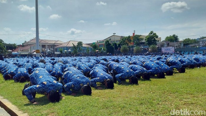 Sujud syukur ribuan PPPK Paruh Waktu di Majalengka usai dilantik.