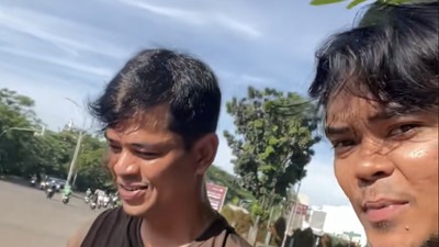 Surya Insomnia Ngaspal Jalan Berlubang di Tangsel Berujung Viral