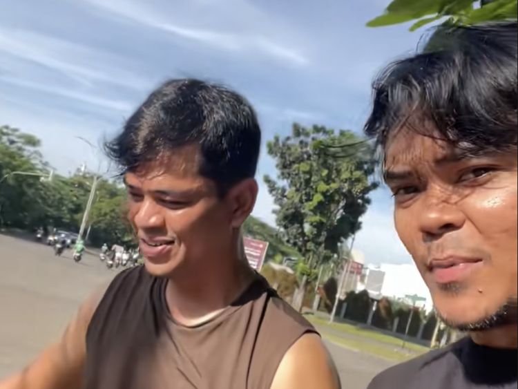 Surya Insomnia Ngaspal Jalan Berlubang di Tangsel Berujung Viral