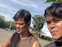 Surya Insomnia Ngaspal Jalan Berlubang di Tangsel Berujung Viral