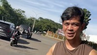 Surya bersyukur jika apa yang dilakukannya bermanfaat untuk orang banyak. Ngejagain ya sebagai warga. Kasihan kan buat orang-orang yang pakai motor, ojol ketemu lubang begitu dalam. Cuma yang di situ doang, cuma lubangnya dalam dan bahaya buat pengendara motor. Karena gue juga bawa motor, jadi kayaknya membahayakan kalau gak di (tambal). Gue juga gak tahu itu nanti bakal blesek lagi apa gak, gak tahu, tapi sementara bisa menghindarkan orang dari celaka. Intinya itu doang, katanya. Foto: dok TikTok Gilang Seiya