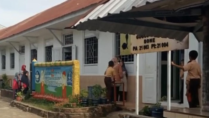 Tangkapan layar dua guru perempuan di Bone terlibat pertengkaran.