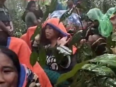 Teka foto: Warga yang terjebak di hutan. (Foto: dok. pribadi Rosmawati) Teka foto: Warga yang terjebak di hutan. (Foto: dok. pribadi Rosmawati)