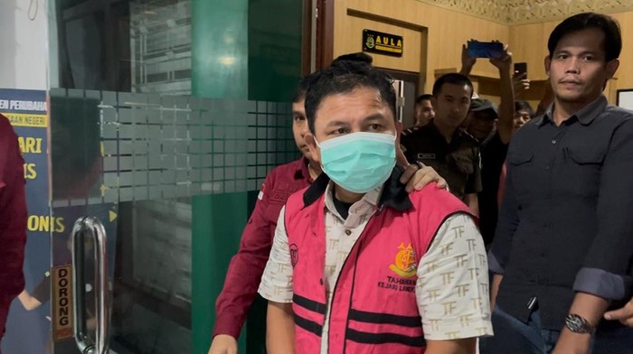 Teks foto: Tersangka S saat hendak ditahan kejaksaan. (Foto: dok. Kejari Langkat)