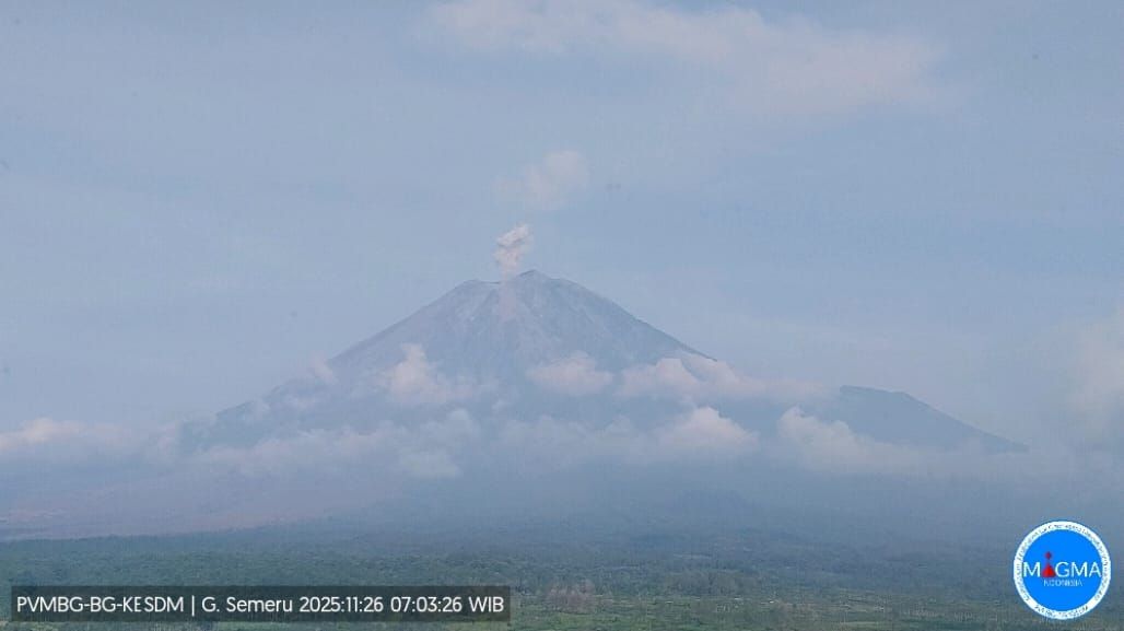 Telah terjadi erupsi G. Semeru, Jawa Timur pada tanggal 26 November 2025 pukul 07:02 WIB dengan tinggi kolom abu teramati ± 500 m di atas puncak. (Dok. Tim Kerja Gunung Api, Badan Geologi)
