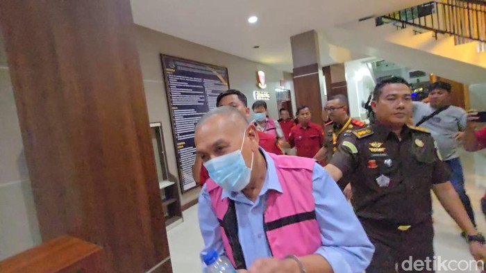 Tersangka dugaan korupsi smart board, BGA, ditahan Kejatisu. (Juita SInuhaji/detikSumut)