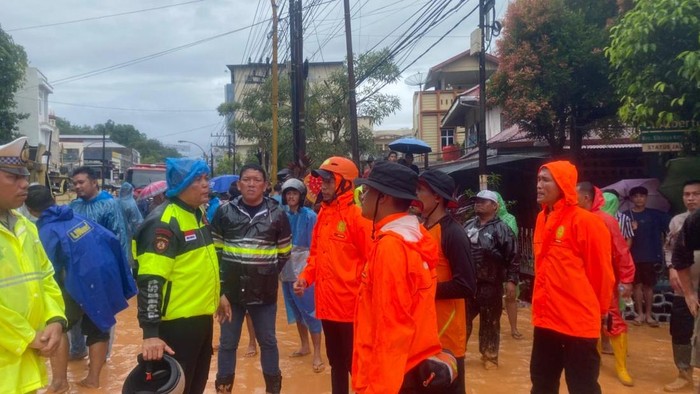 Tim SAR saat turun ke lokasi banjir. (Foto: dok. Kantor SAR Nias)