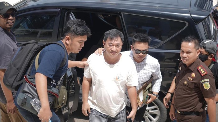 Tony Gosal alias Welly, buronan kasus pemalsuan dokumen perusahaan di Papua ditangkap di Makassar.