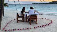 Tak hanya pemotretan bersama, tapi Tristan dan Olla juga membagikan momen makan romantis di pinggir pantai. Mereka juga duduk di dalam area berbentuk hati. Foto: Instagram/@tristan__molina