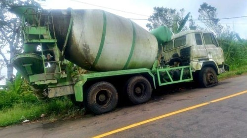 Truk molen rusak tak bertuan terparkir selama lima tahun di Jalan Trans Flores Labuan Bajo-Ruteng, tepatnya di Cabang Langgo, Desa Wisata Wae Lolos, Kecamatan Sano Nggoang, Manggarai Barat, NTT. (Dok. Robert Perkasa, warga setempat)
