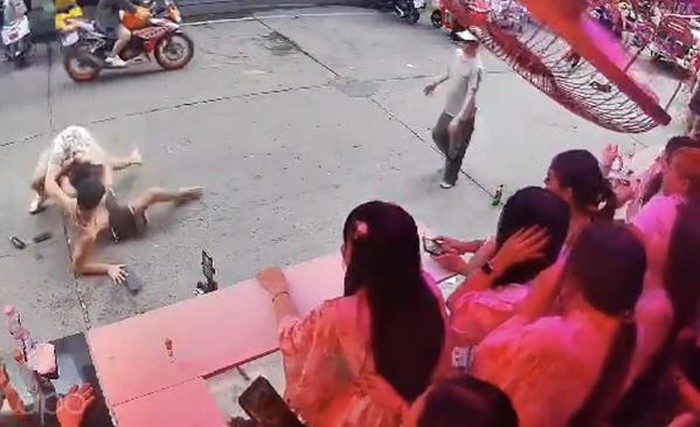 Turis berkelahi jadi tontonan