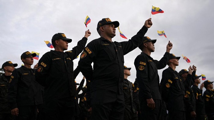People take part in a rally against a possible escalation of U.S. actions toward the country, in Caracas, Venezuela, November 25, 2025. REUTERS/Gaby Oraa