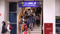 Stasiun Manggarai yang menjadi simpul utama pergerakan KRL Jabodetabek kembali dipadati perpindahan penumpang menuju berbagai lintas, termasuk jalur Cikini–Jakarta Kota.