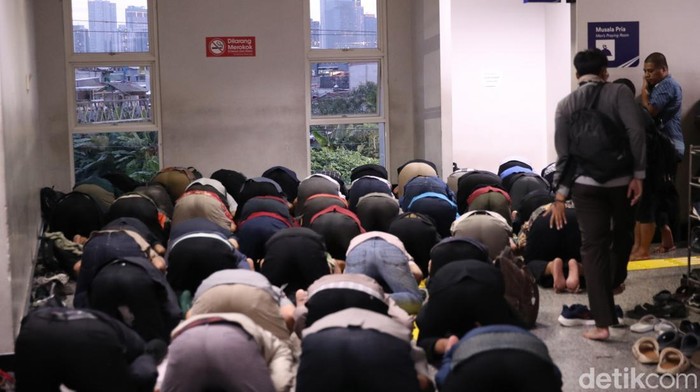 Wacana pengoperasian KRL selama 24 jam mulai mencuri perhatian publik, terutama warga yang kerap pulang larut malam. Banyak penumpang menilai layanan nonstop dapat menjadi solusi atas sulitnya mencari transportasi setelah jadwal kereta berakhir.