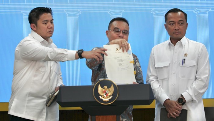 Wakil Ketua DPR Dasco, Mensesneg Prasetyo dan Seskab Teddy