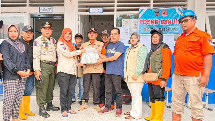 Wakil Ketua Komisi VI DPR RI Andre Rosiade kembali menyalurkan ribuan nasi bungkus bagi warga yang terdampak banjir bandang dan longsor di Kota Padang.