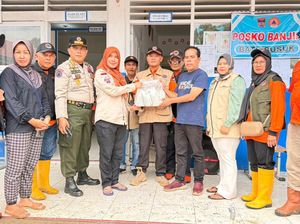 Andre Rosiade Kembali Bagikan Ribuan Nasi Bungkus ke Korban Banjir-Longsor di Padang
