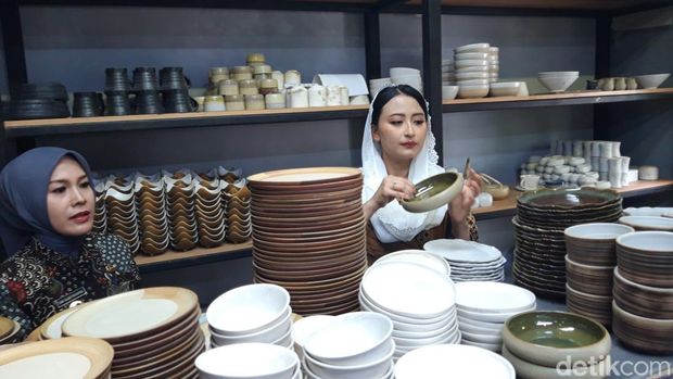 Wakil Menteri Perdagangan, Dyah Roro Esti Widya Putri, mengunjungi pabrik porselen di Boyolali, Rabu (26/11/2025).