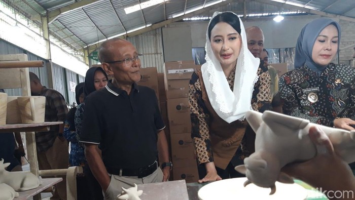 Wakil Menteri Perdagangan, Dyah Roro Esti Widya Putri, mengunjungi pabrik porselen di Boyolali, Rabu (26/11/2025).