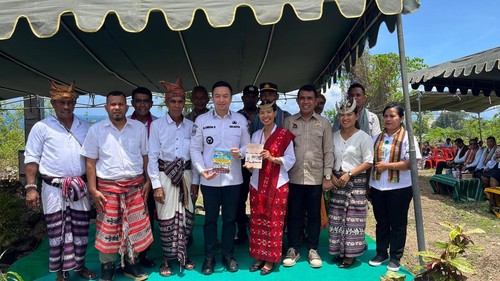 Suasana saat Wali Kota Kupang, Christian Widodo pose bersama keturunan Raja Taebenu, Rabu (26/11/2025).