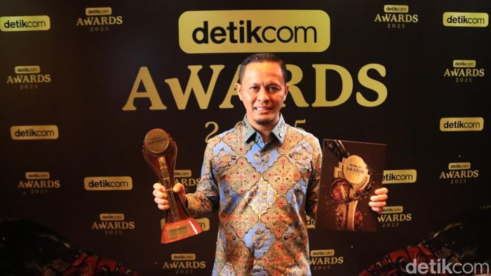 Walkot Agung saat menerima penghargaan detikcom Awards 2025. (Foto: Raja Adil Siregar/detikSumut)