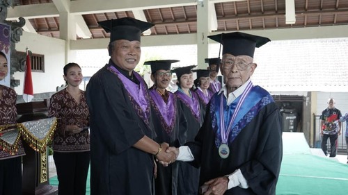 Wabup Karangasem Pandu Prapanca Lagosa saat menghadiri wisuda pertama Sekolah Lansia Werdeng Jaya Pertima di Desa Pertima, Karangasem, Rabu (26/11/2025).