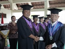 Belajar Tak Kenal Usia, 30 Lansia di Karangasem Diwisuda