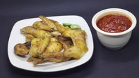 Di kawasan Wijaya, Jakarta Selatan ada ayam goreng legendaris yang sudah buka sejak tahun 1960-an. Harga Ayam Goreng Kampung Berkah Rachmat ini dibanderol Rp 41.000, dan bisa dilengkapi dengan nasi uduk hingga usus goreng. Foto : https://ayamberkah.com/