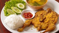 Buka sejak 1990, restoran Ayam Goreng Karawaci tidak perlu diragukan lagi kenikmatannya. Selain ayam gorengnya berbumbu sedap, di sini juga selalu disediakan dua macam sambal, yaitu sambal goreng dan bawang yang pedasnya bikin nagih! Foto : Instagram @ayamgorengkarawaci