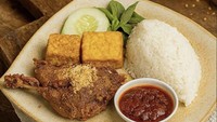 Ayam Presto Ny Nita awalnya buka di Solo tahun 1989, dan berkembang ke Jakarta. Ayam presto yang empuk semakin nikmat dimakan bersama nasi hangat, sambal, kremes, hingga sayur plecing kangkung. Satu potong ayam goreng tanpa nasi harganya Rp 29.000 ya!  Foto : Instagram @ayamprestonita