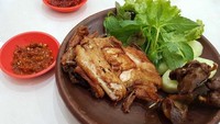 Di kawasan Cipete ada rumah makan ayam goreng tulang lunak yang sayang dilewatkan. Sudah terkenal sejak tahun 1982, menawarkan ayam kampung presto dengan tekstur empuk dan rasa dominan manis. Harga per potongnya Rp 19.000 saja. Foto : Pergi Kuliner / ilovetoeatdeliciousfood